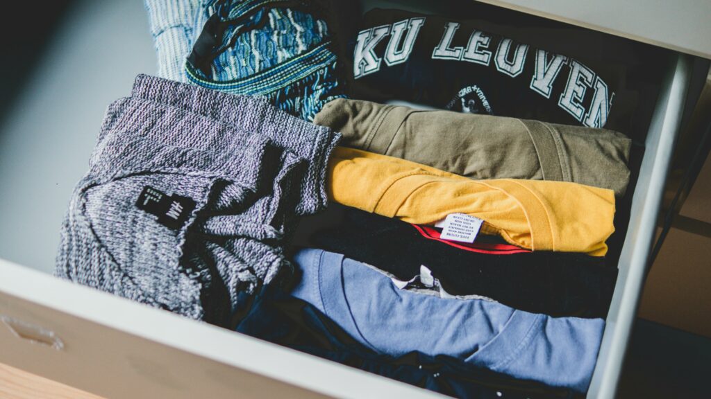 Unraveling the Challenges of the Secondhand Fashion Market: Sustainability vs. Waste in 2025